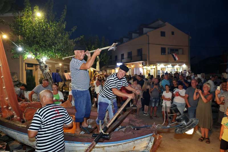 STARI ALATI I ZANATI (old tools and crafts)